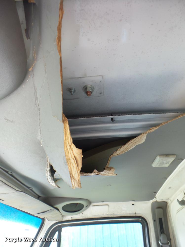 image for item AG9418 1999 Sterling L8501 truck cab and chassis