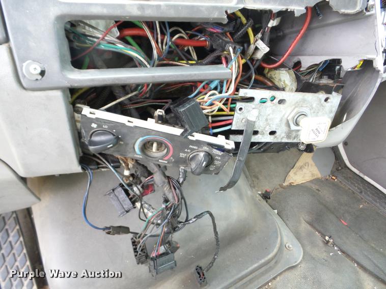 image for item AG9418 1999 Sterling L8501 truck cab and chassis