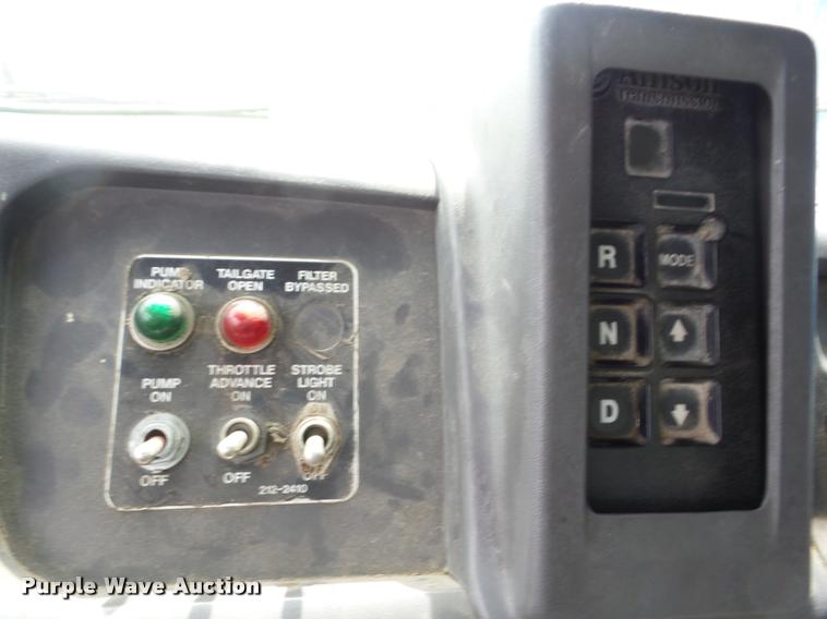 image for item AG9418 1999 Sterling L8501 truck cab and chassis