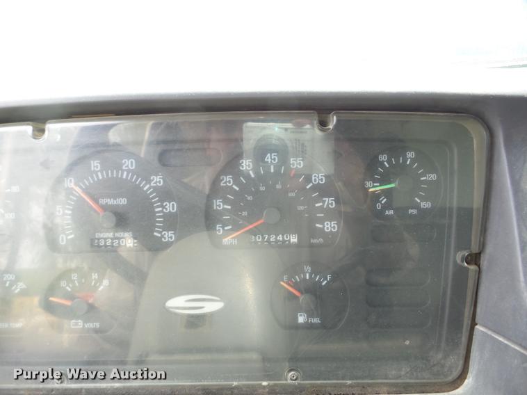 image for item AG9418 1999 Sterling L8501 truck cab and chassis