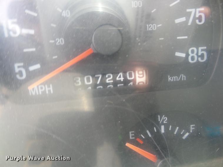 image for item AG9418 1999 Sterling L8501 truck cab and chassis