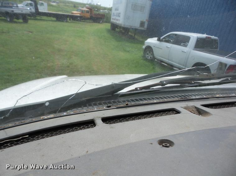 image for item AG9418 1999 Sterling L8501 truck cab and chassis