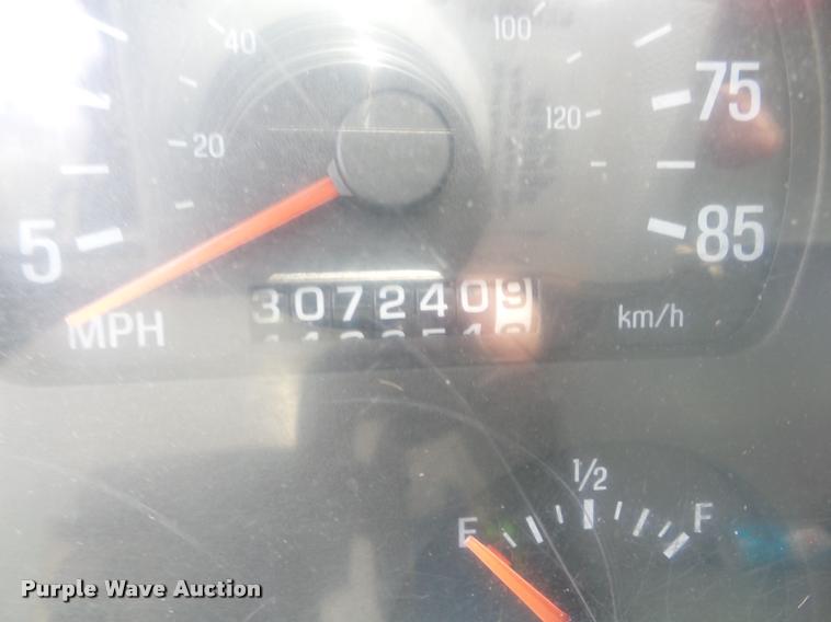 image for item AG9418 1999 Sterling L8501 truck cab and chassis