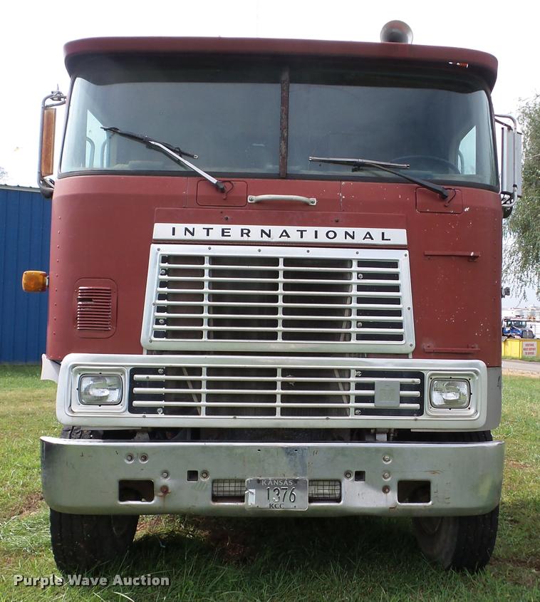 image for item AG9422 1982 International CO-9670 semi truck