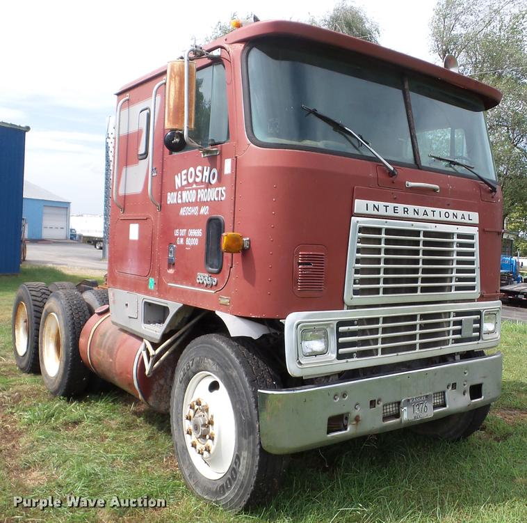 image for item AG9422 1982 International CO-9670 semi truck