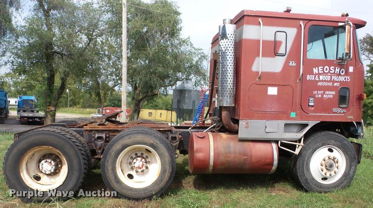 image for item AG9422 1982 International CO-9670 semi truck