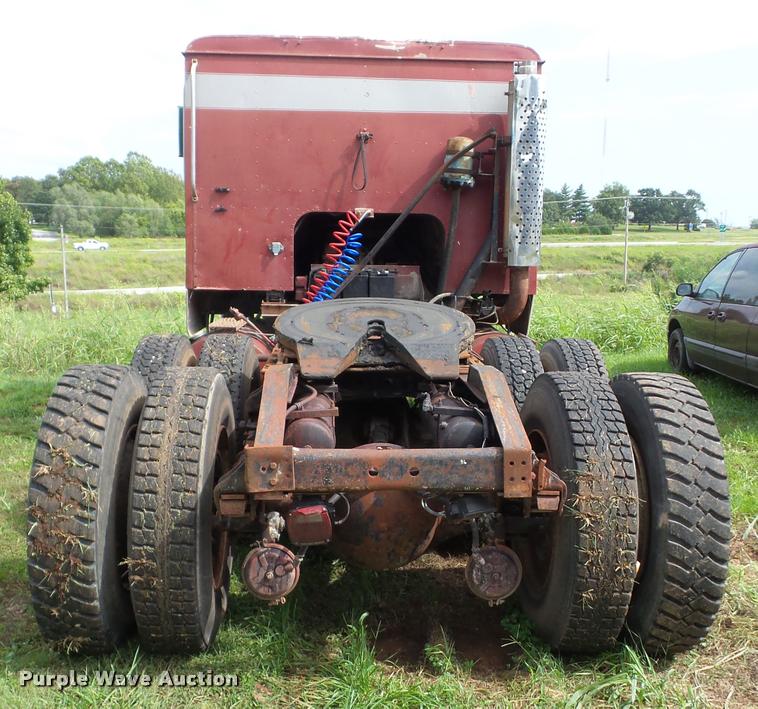 image for item AG9422 1982 International CO-9670 semi truck