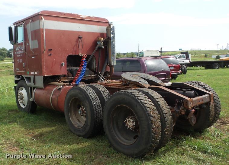 image for item AG9422 1982 International CO-9670 semi truck