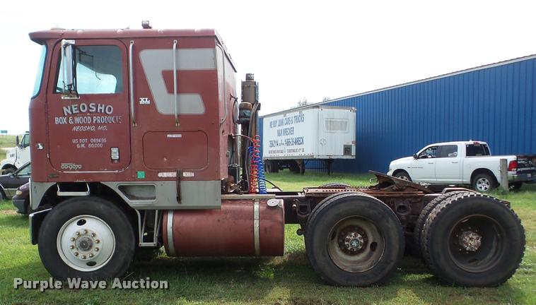 image for item AG9422 1982 International CO-9670 semi truck