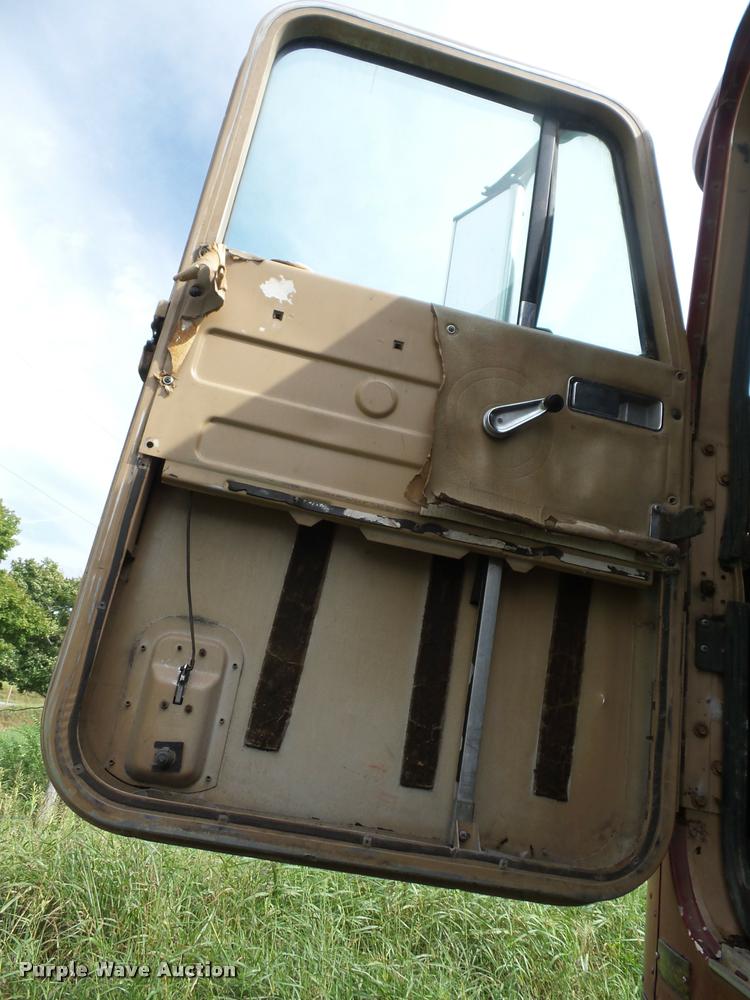 image for item AG9422 1982 International CO-9670 semi truck