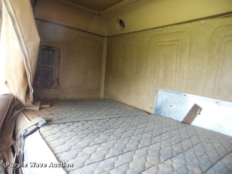 image for item AG9422 1982 International CO-9670 semi truck