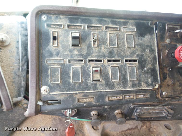 image for item AG9422 1982 International CO-9670 semi truck