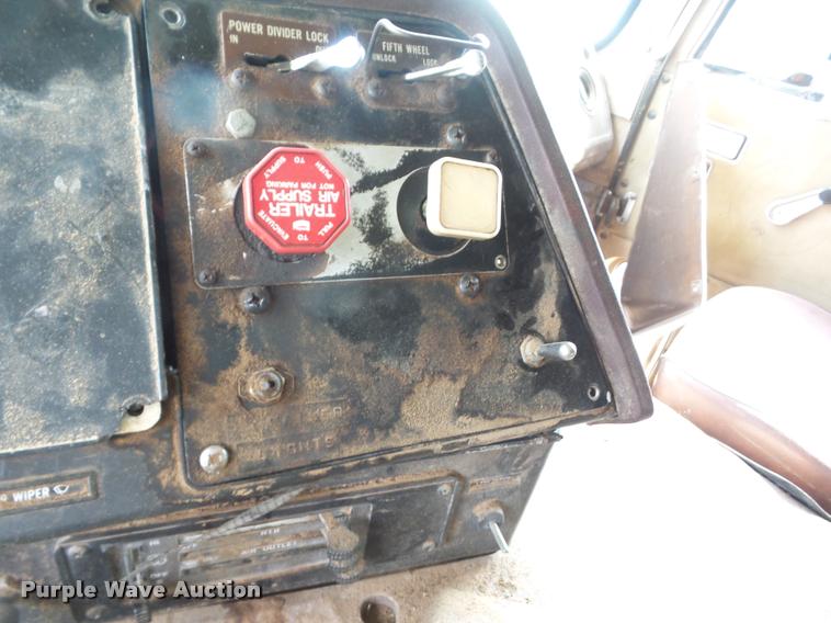 image for item AG9422 1982 International CO-9670 semi truck