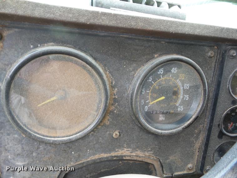 image for item AG9422 1982 International CO-9670 semi truck