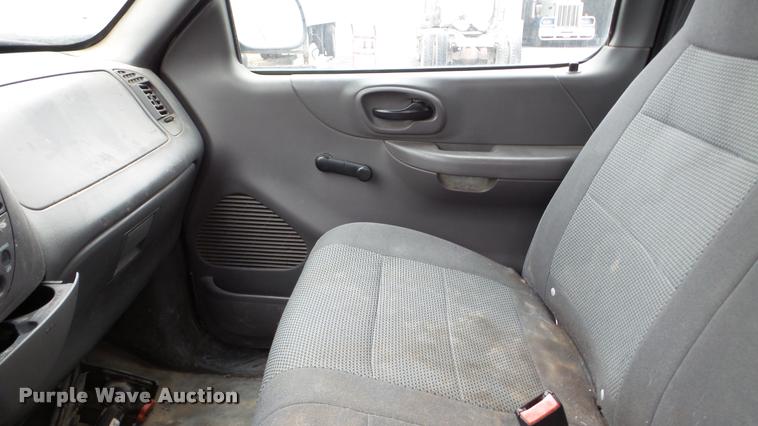 image for item DA8842 2004 Ford F150 SuperCab pickup truck