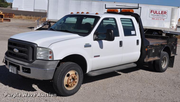 image for item G7484 2005 Ford F350 Super Duty Crew Cab flatbed pickup truck