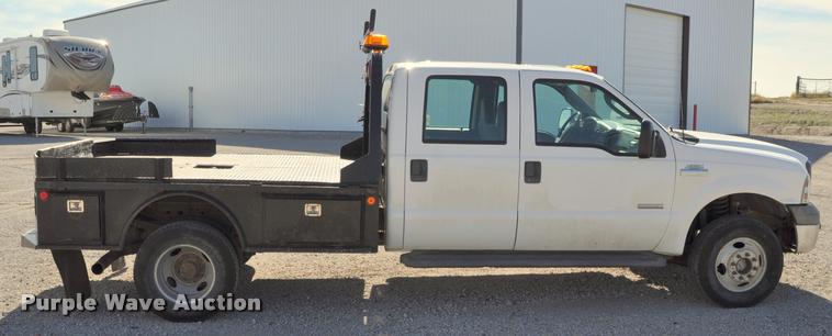 image for item G7484 2005 Ford F350 Super Duty Crew Cab flatbed pickup truck