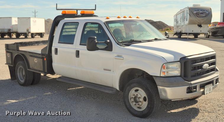 image for item G7484 2005 Ford F350 Super Duty Crew Cab flatbed pickup truck