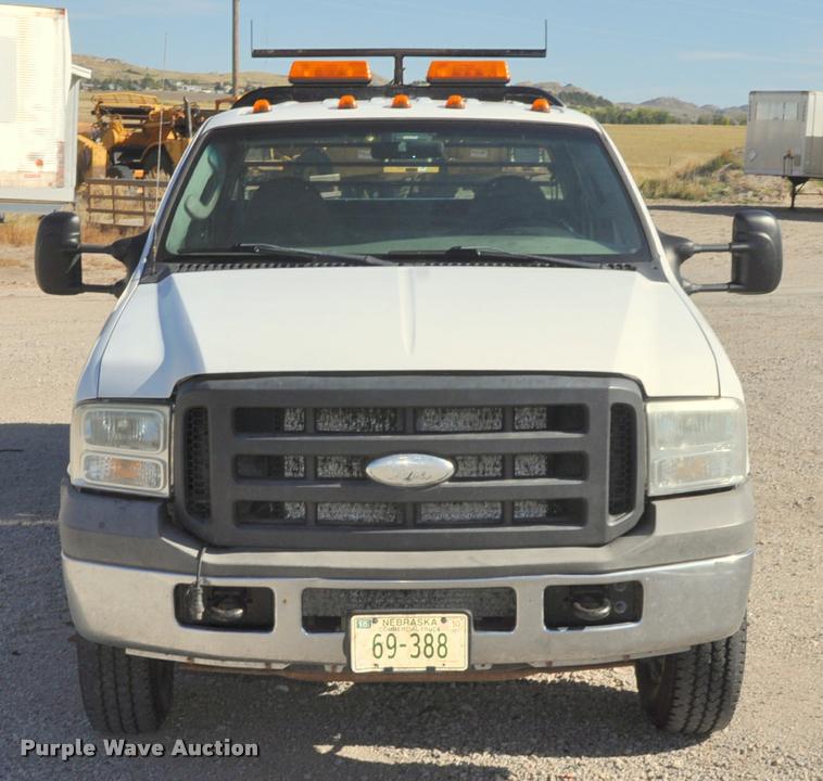image for item G7484 2005 Ford F350 Super Duty Crew Cab flatbed pickup truck