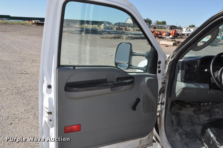 image for item G7484 2005 Ford F350 Super Duty Crew Cab flatbed pickup truck