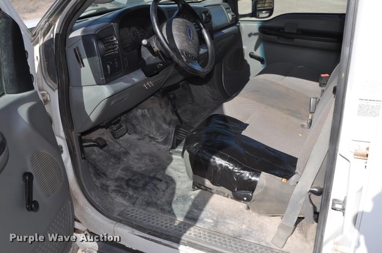 image for item G7484 2005 Ford F350 Super Duty Crew Cab flatbed pickup truck