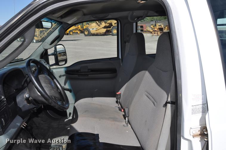 image for item G7484 2005 Ford F350 Super Duty Crew Cab flatbed pickup truck