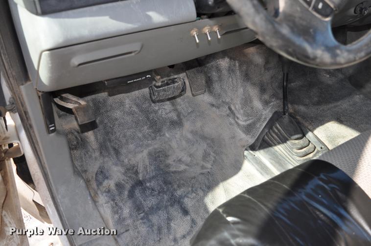 image for item G7484 2005 Ford F350 Super Duty Crew Cab flatbed pickup truck