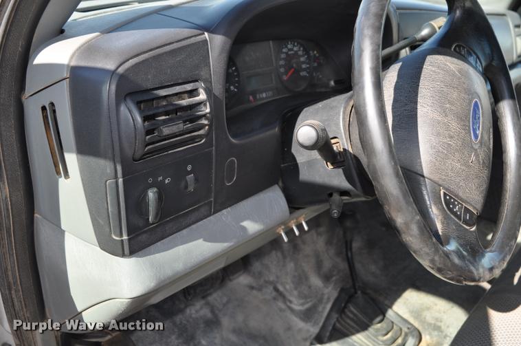 image for item G7484 2005 Ford F350 Super Duty Crew Cab flatbed pickup truck