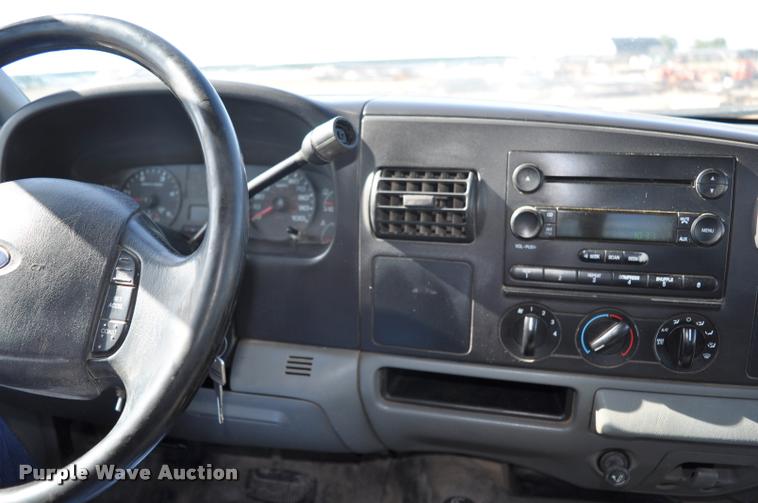 image for item G7484 2005 Ford F350 Super Duty Crew Cab flatbed pickup truck