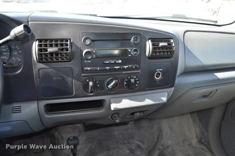 image for item G7484 2005 Ford F350 Super Duty Crew Cab flatbed pickup truck