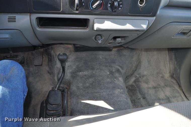 image for item G7484 2005 Ford F350 Super Duty Crew Cab flatbed pickup truck