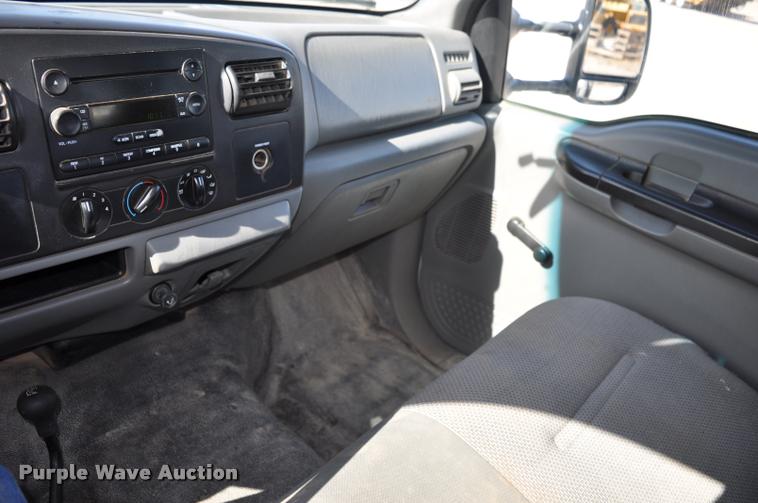 image for item G7484 2005 Ford F350 Super Duty Crew Cab flatbed pickup truck