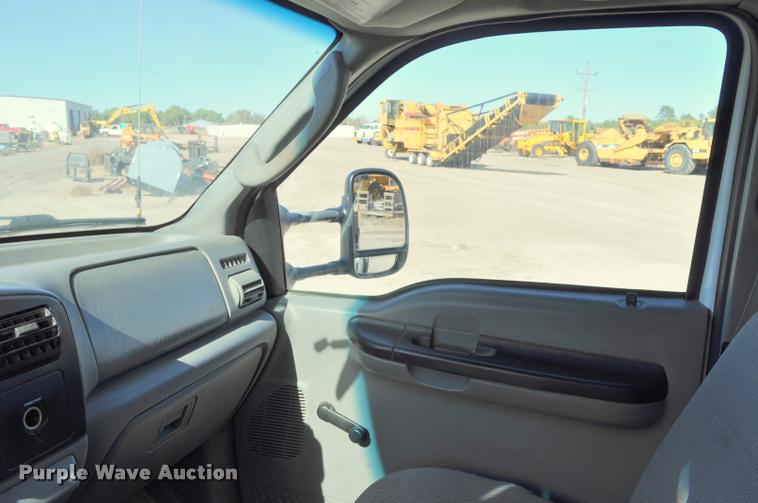 image for item G7484 2005 Ford F350 Super Duty Crew Cab flatbed pickup truck