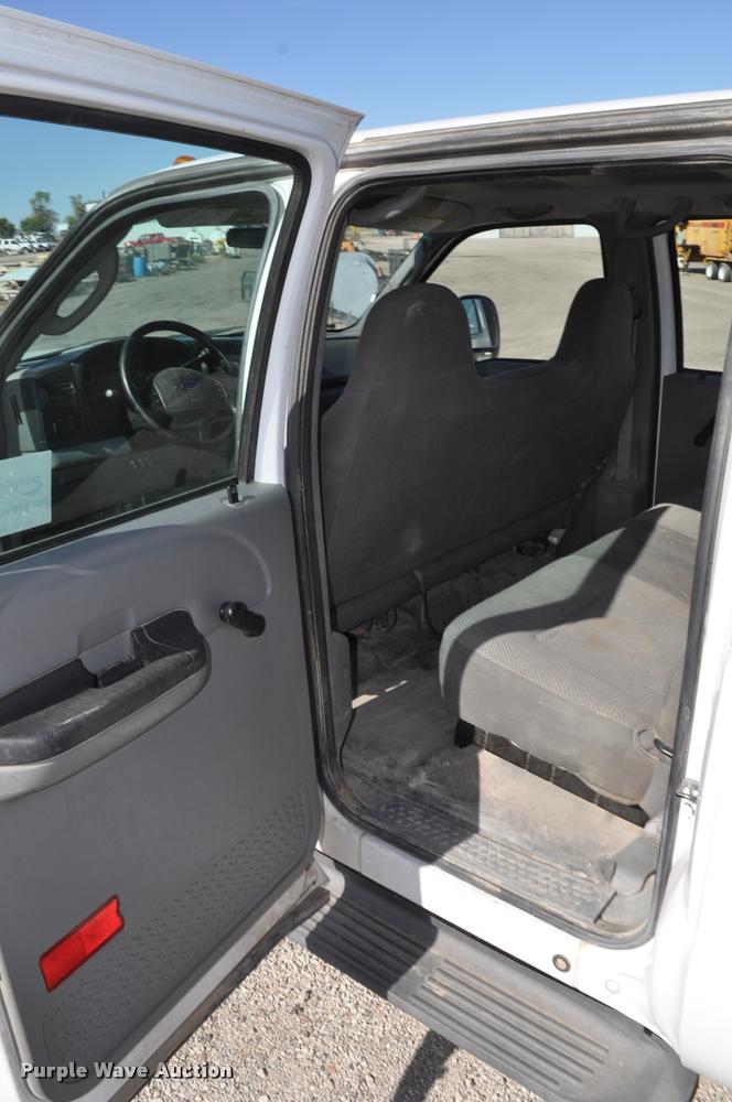 image for item G7484 2005 Ford F350 Super Duty Crew Cab flatbed pickup truck