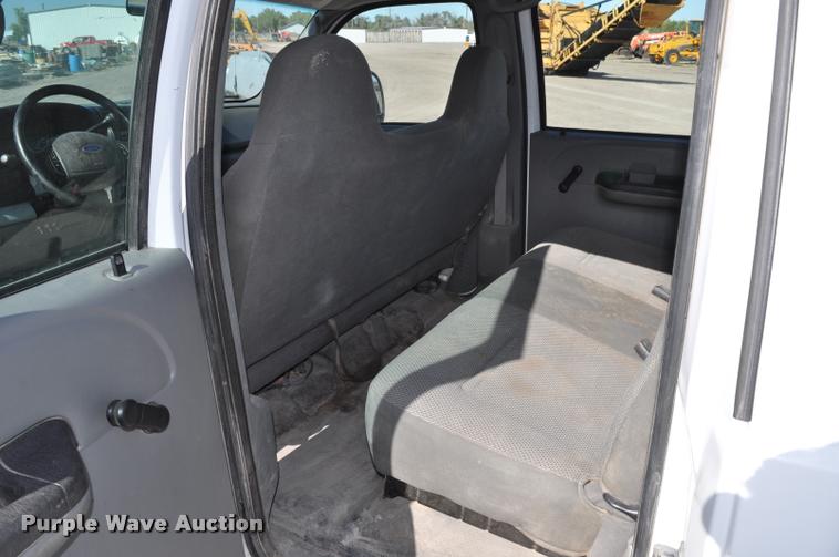 image for item G7484 2005 Ford F350 Super Duty Crew Cab flatbed pickup truck