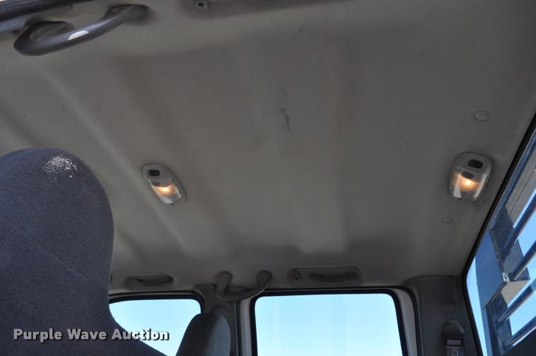 image for item G7484 2005 Ford F350 Super Duty Crew Cab flatbed pickup truck