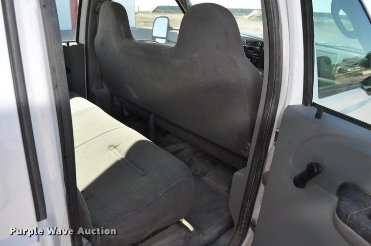 image for item G7484 2005 Ford F350 Super Duty Crew Cab flatbed pickup truck