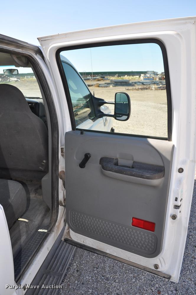 image for item G7484 2005 Ford F350 Super Duty Crew Cab flatbed pickup truck