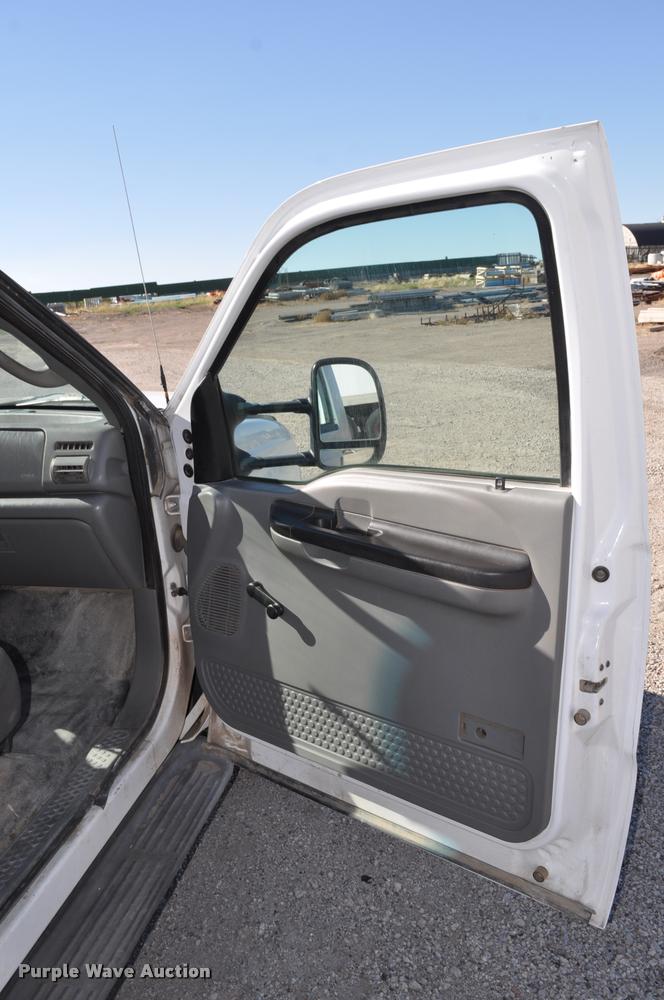 image for item G7484 2005 Ford F350 Super Duty Crew Cab flatbed pickup truck