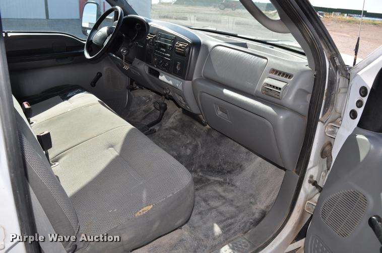 image for item G7484 2005 Ford F350 Super Duty Crew Cab flatbed pickup truck