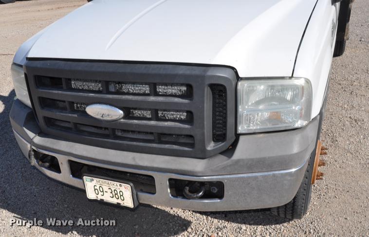 image for item G7484 2005 Ford F350 Super Duty Crew Cab flatbed pickup truck