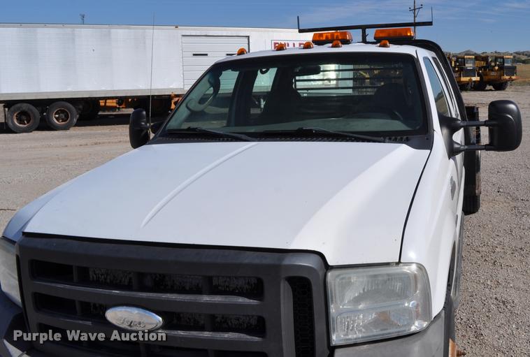 image for item G7484 2005 Ford F350 Super Duty Crew Cab flatbed pickup truck