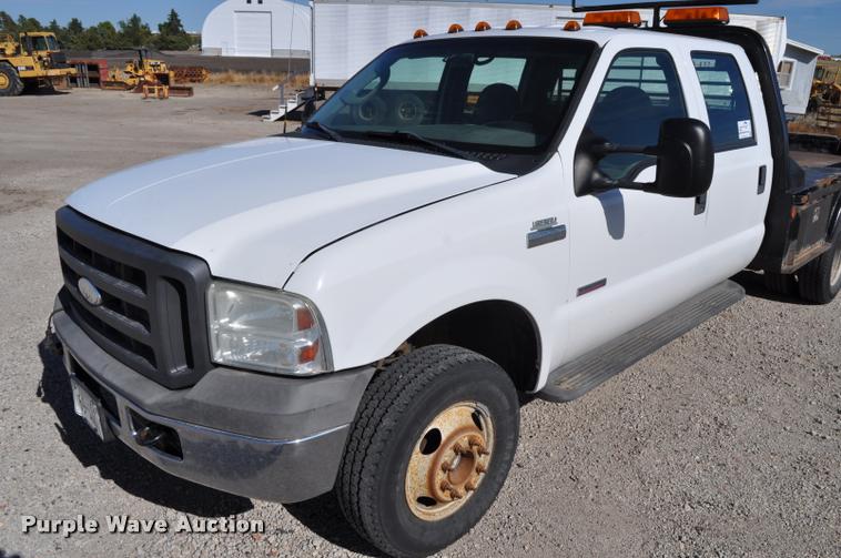 image for item G7484 2005 Ford F350 Super Duty Crew Cab flatbed pickup truck