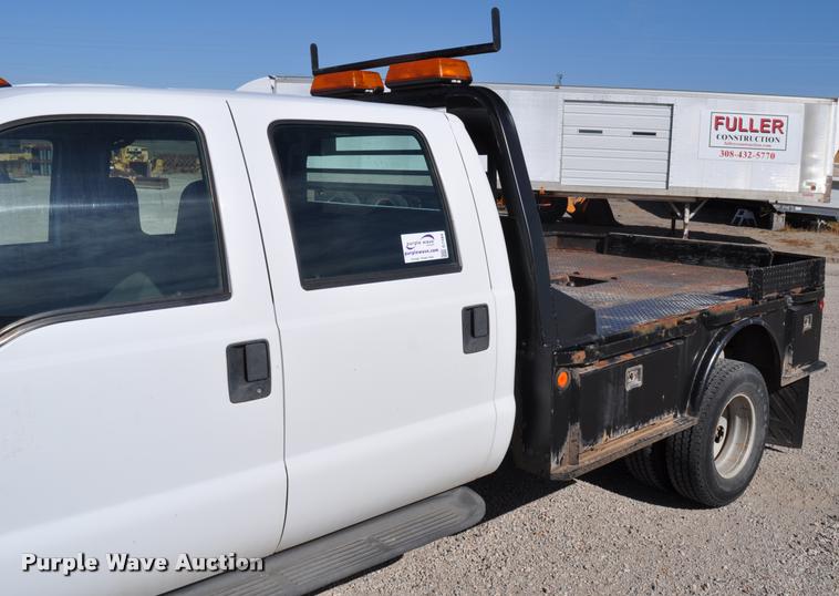 image for item G7484 2005 Ford F350 Super Duty Crew Cab flatbed pickup truck