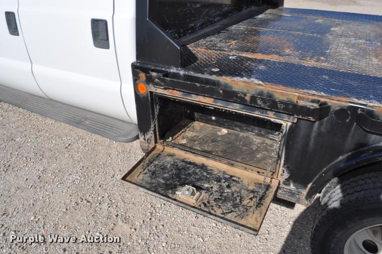 image for item G7484 2005 Ford F350 Super Duty Crew Cab flatbed pickup truck