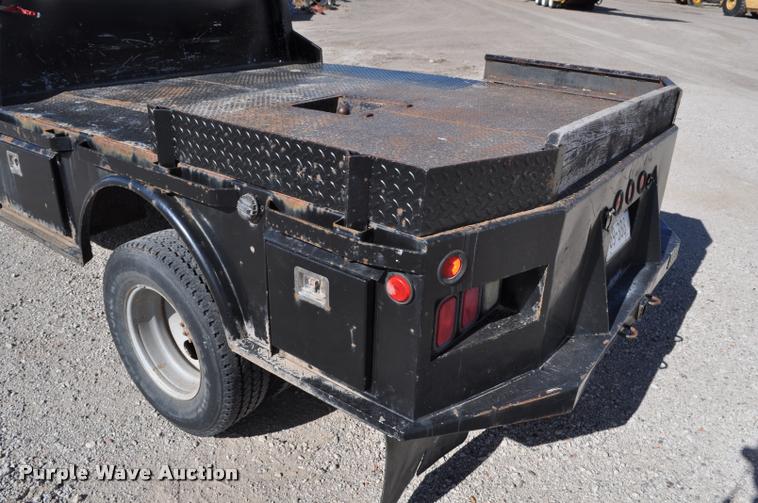 image for item G7484 2005 Ford F350 Super Duty Crew Cab flatbed pickup truck