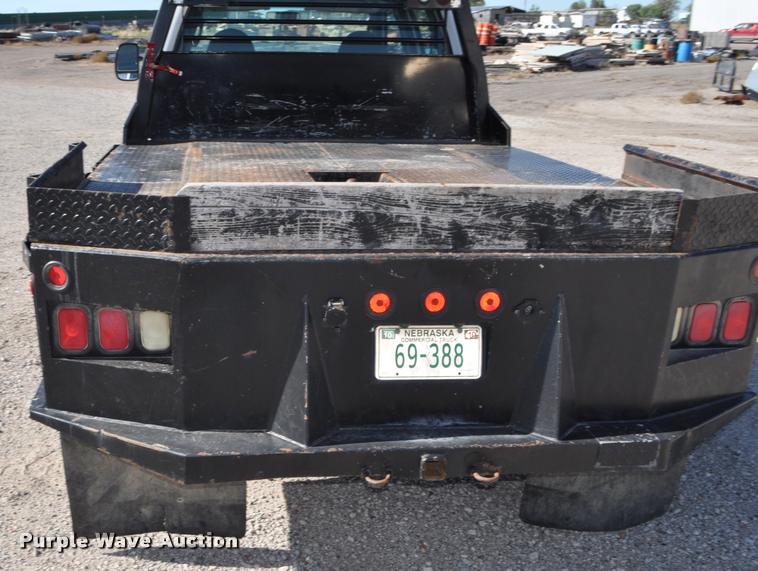 image for item G7484 2005 Ford F350 Super Duty Crew Cab flatbed pickup truck