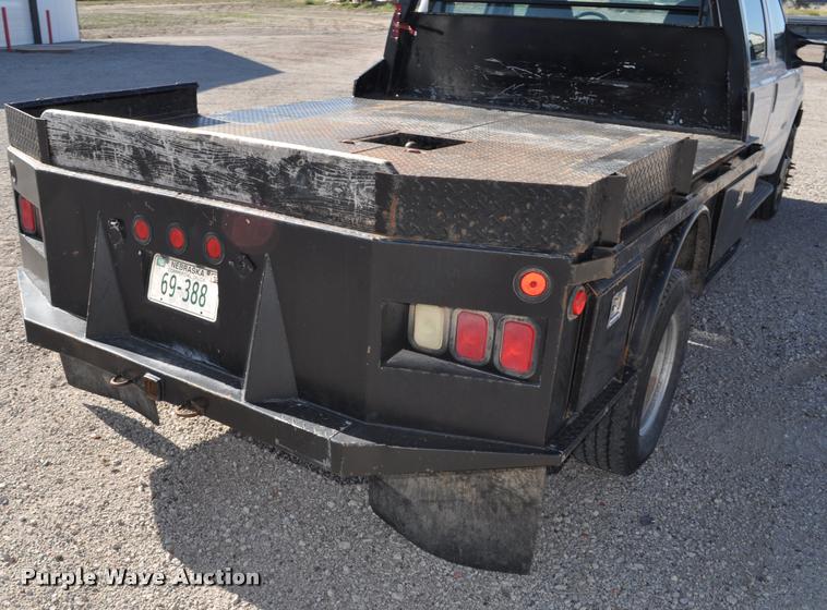 image for item G7484 2005 Ford F350 Super Duty Crew Cab flatbed pickup truck