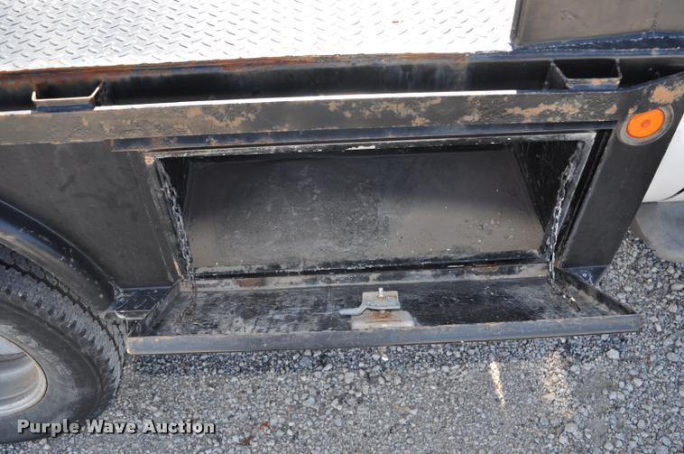 image for item G7484 2005 Ford F350 Super Duty Crew Cab flatbed pickup truck