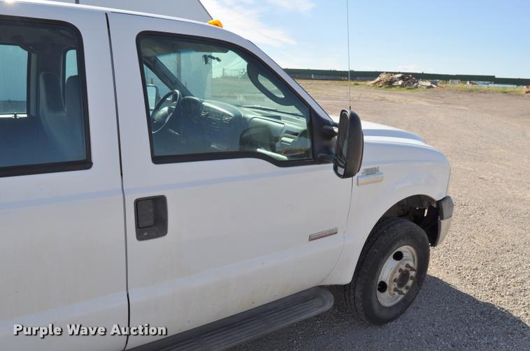 image for item G7484 2005 Ford F350 Super Duty Crew Cab flatbed pickup truck